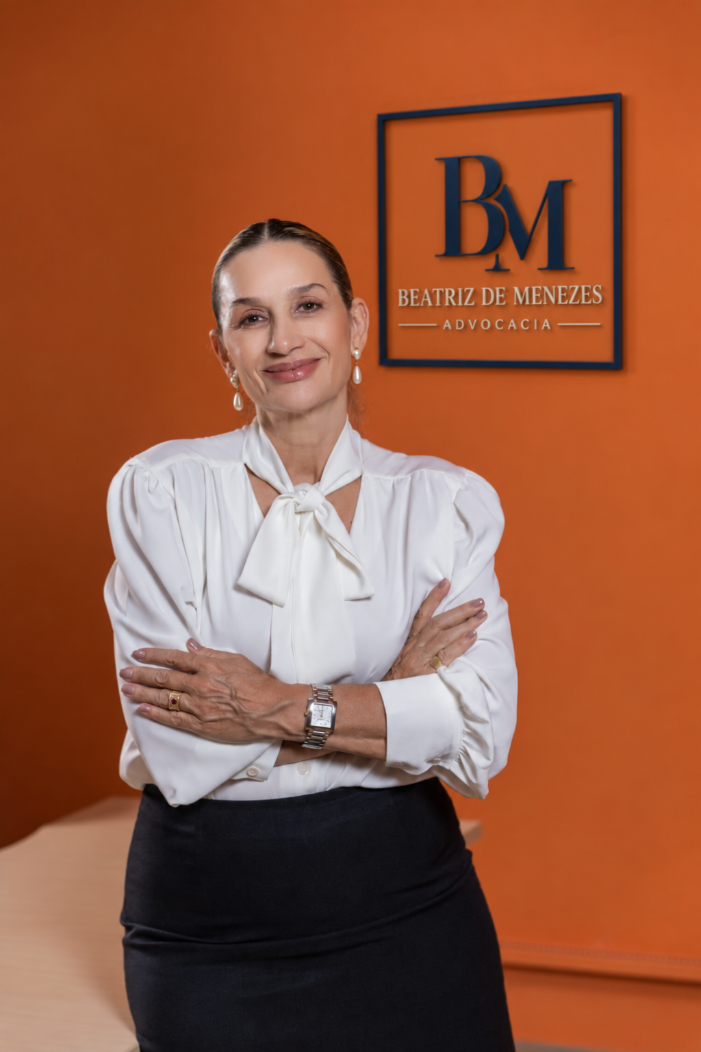 Beatriz de Menezes com sua marca profissional ao fundo